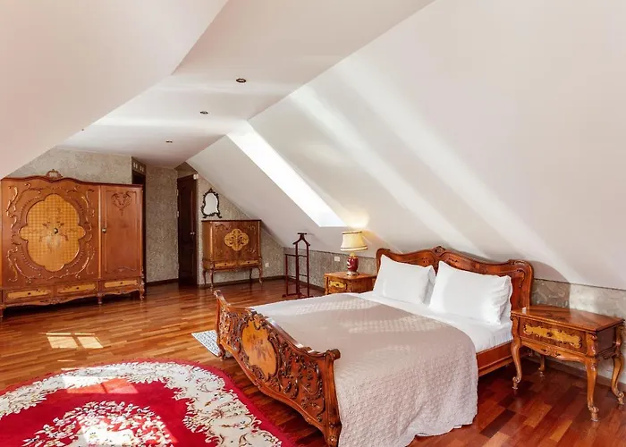 Classic Old Town Apartment Next To The Gates Of Dawn