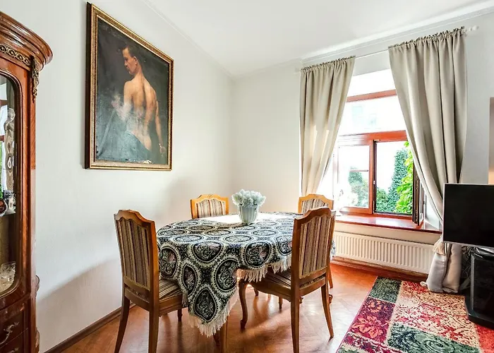 Classic Old Town Apartment Next To The Gates Of Dawn