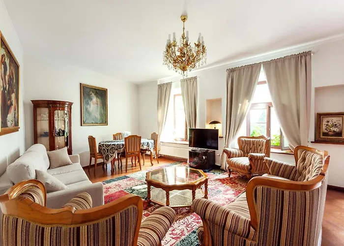 Classic Old Town Apartment Next To The Gates Of Dawn